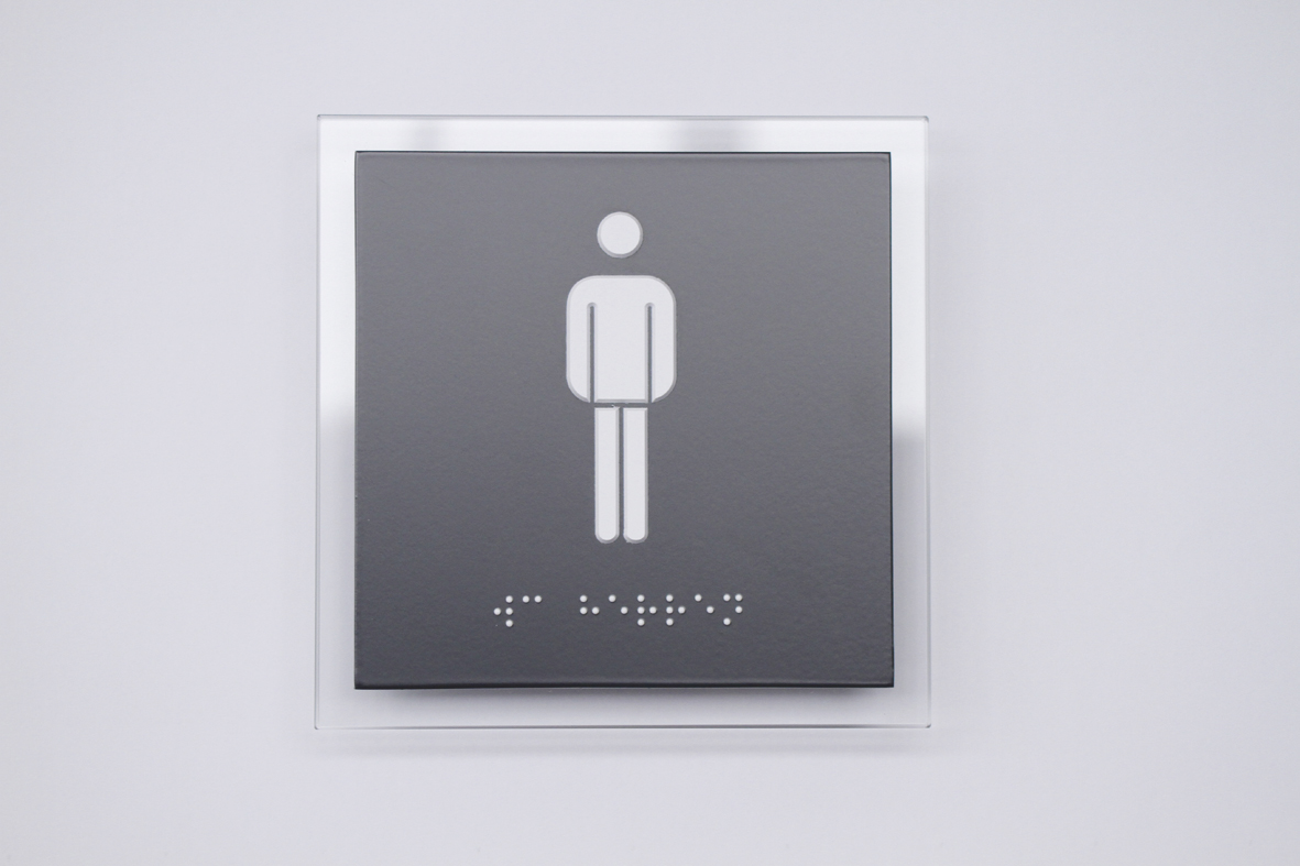 Türschild mit brailler Schrift